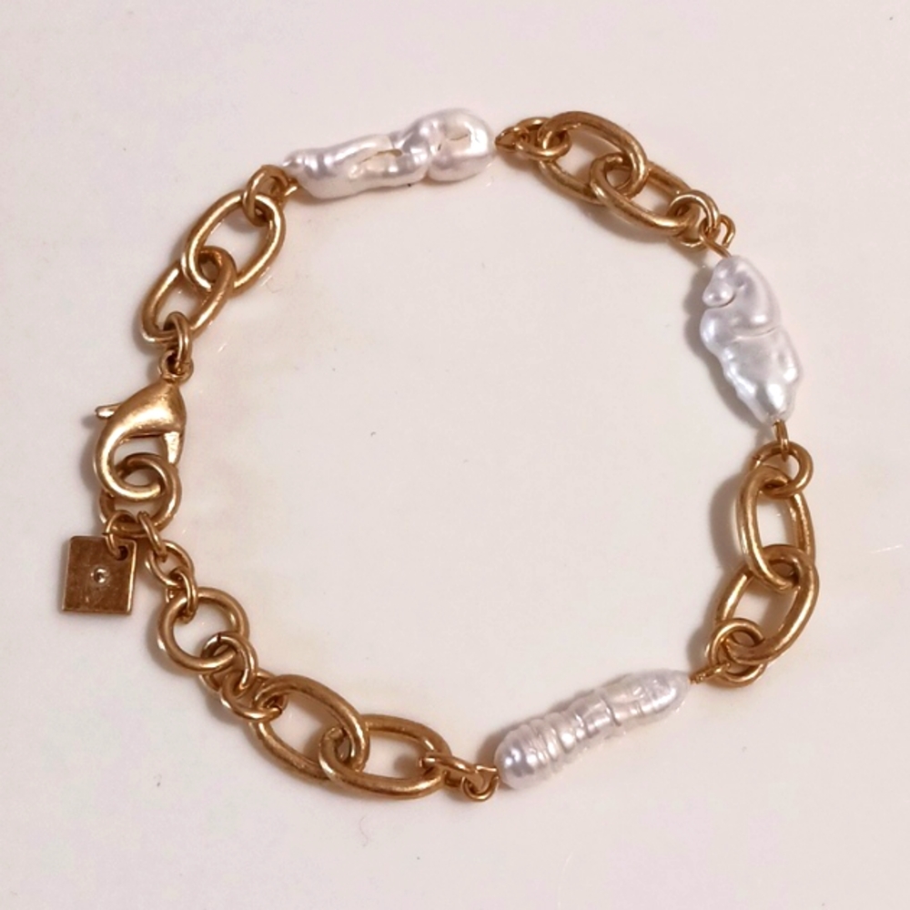 Bananna Republic Chain Bracelet with faux fresh water pearls